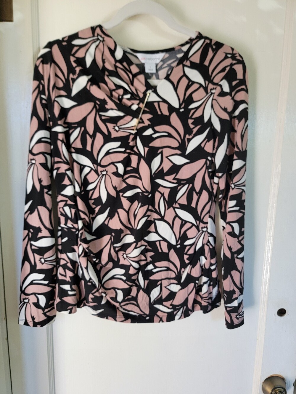 Liz Claiborne Long Sleeve Floral Print Top in Blush Pink and Black